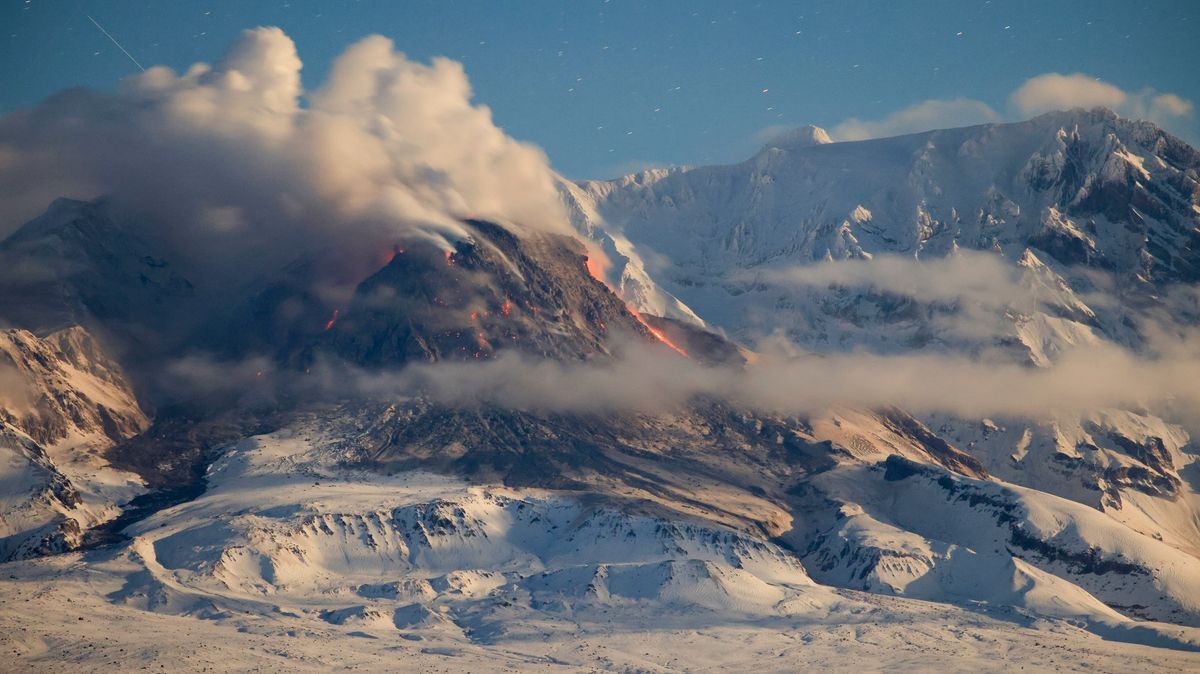 Na Kamčatce se probral vulkán Šiveluč. Úřady varují před silnou erupcí